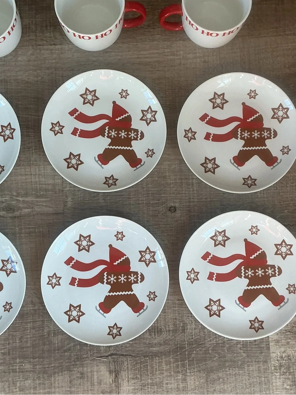 Crate & Barrel Ice Skating Gingerbread Man Holiday Set – 6 Plates 3 Mugs